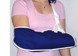 Reggibraccio semplice misura media. consente l'immobilizzazione in posizione corretta del braccio nei casi di slogature, traumi ed ingessature. con im