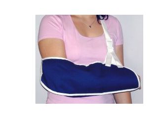 Reggibraccio semplice misura media. consente l'immobilizzazione in posizione corretta del braccio nei casi di slogature, traumi ed ingessature. con imbottitura per appoggio mano