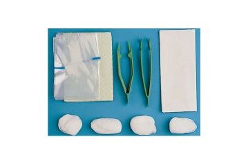 Set per medicazione medium contenente pinza ad anelli, pinza anatomica, 4 tamponi, sacchetto di carta per residui, telo impermeabile/assorbente, 2 guanti in lattice